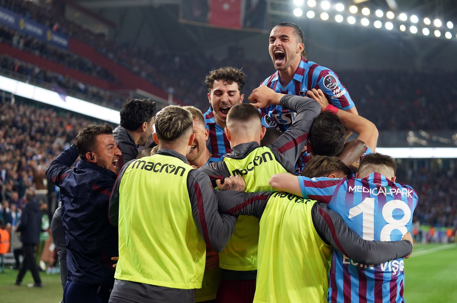 Pemimpin Trabzonspor menahan Beşiktaş untuk bermain imbang 1-1 dalam pertandingan yang panas