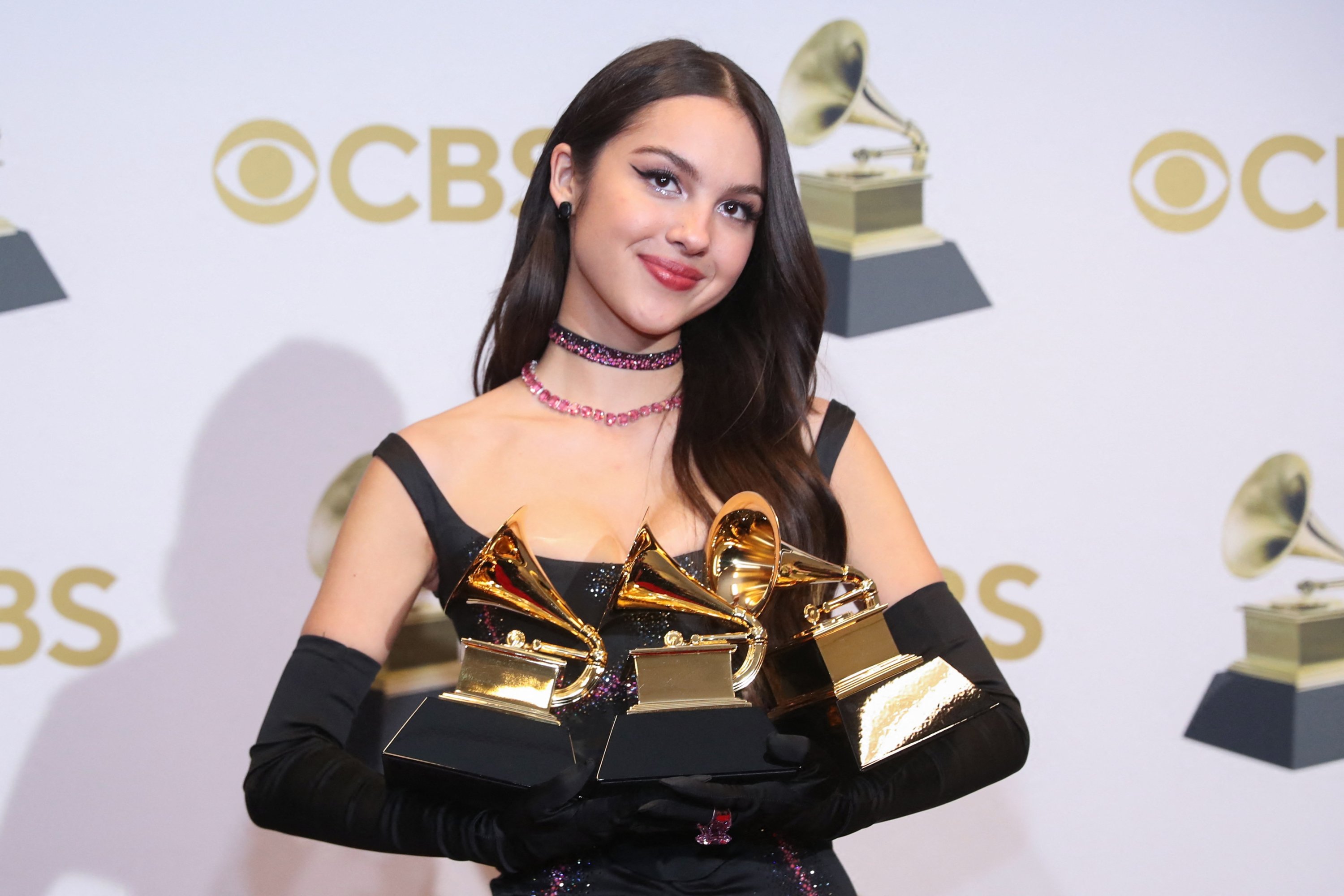 Olivia Rodrigo berpose dengan Grammy-nya untuk artis baru terbaik dan penghargaan penampilan solo pop terbaik untuk 