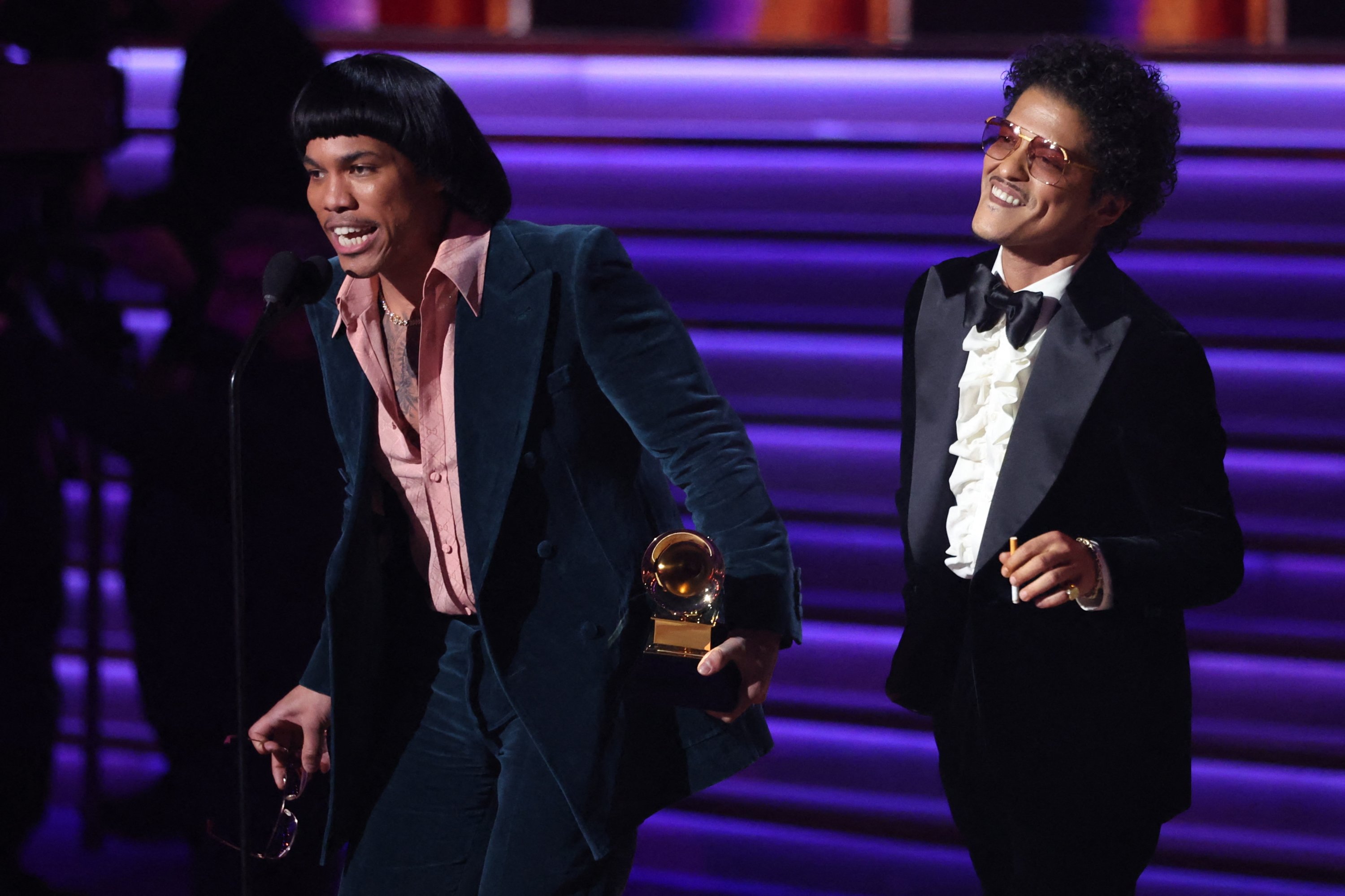 Anderson .Paak dan Bruno Mars (kanan) dari Silk Sonic menerima penghargaan untuk Record of the Year untuk 