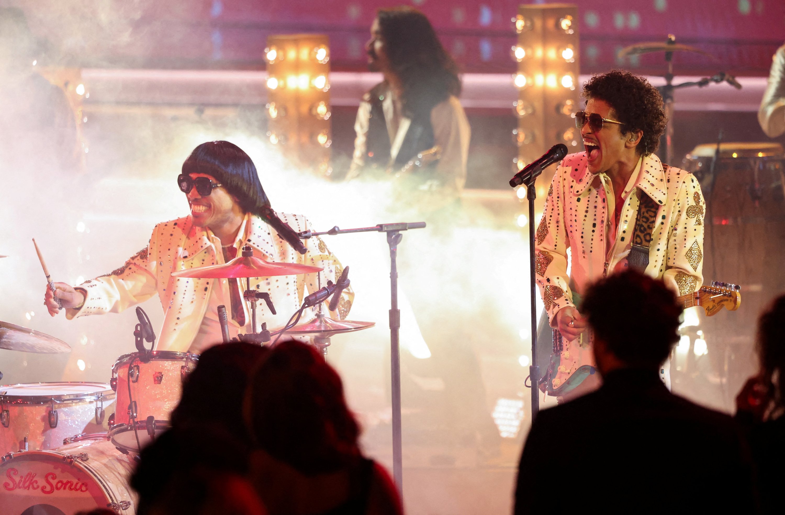 Anderson .Paak dan Bruno Mars dari Silk Sonic tampil selama pertunjukan Grammy Awards Tahunan ke-64 di MGM Grand Garden Arena di Las Vegas, Nevada, AS, 3 April 2022. (Foto REUTERS)