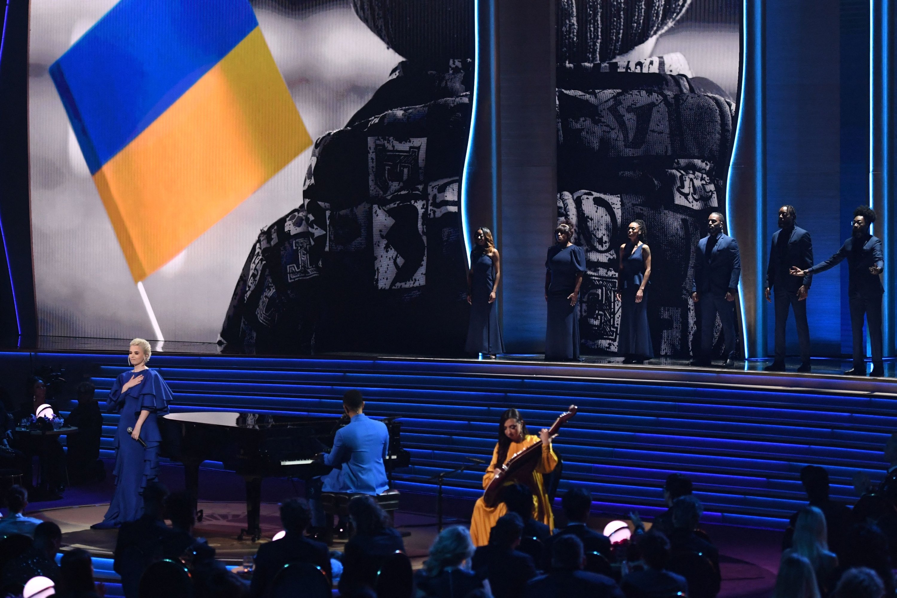 Penyanyi dan penulis lagu AS John Legend (kanan) dan musisi Ukraina Siuzanna Iglidan (kiri) tampil di atas panggung selama Penghargaan Grammy Tahunan ke-64 di MGM Grand Garden Arena di Las Vegas, AS, 3 April 2022. (AFP)