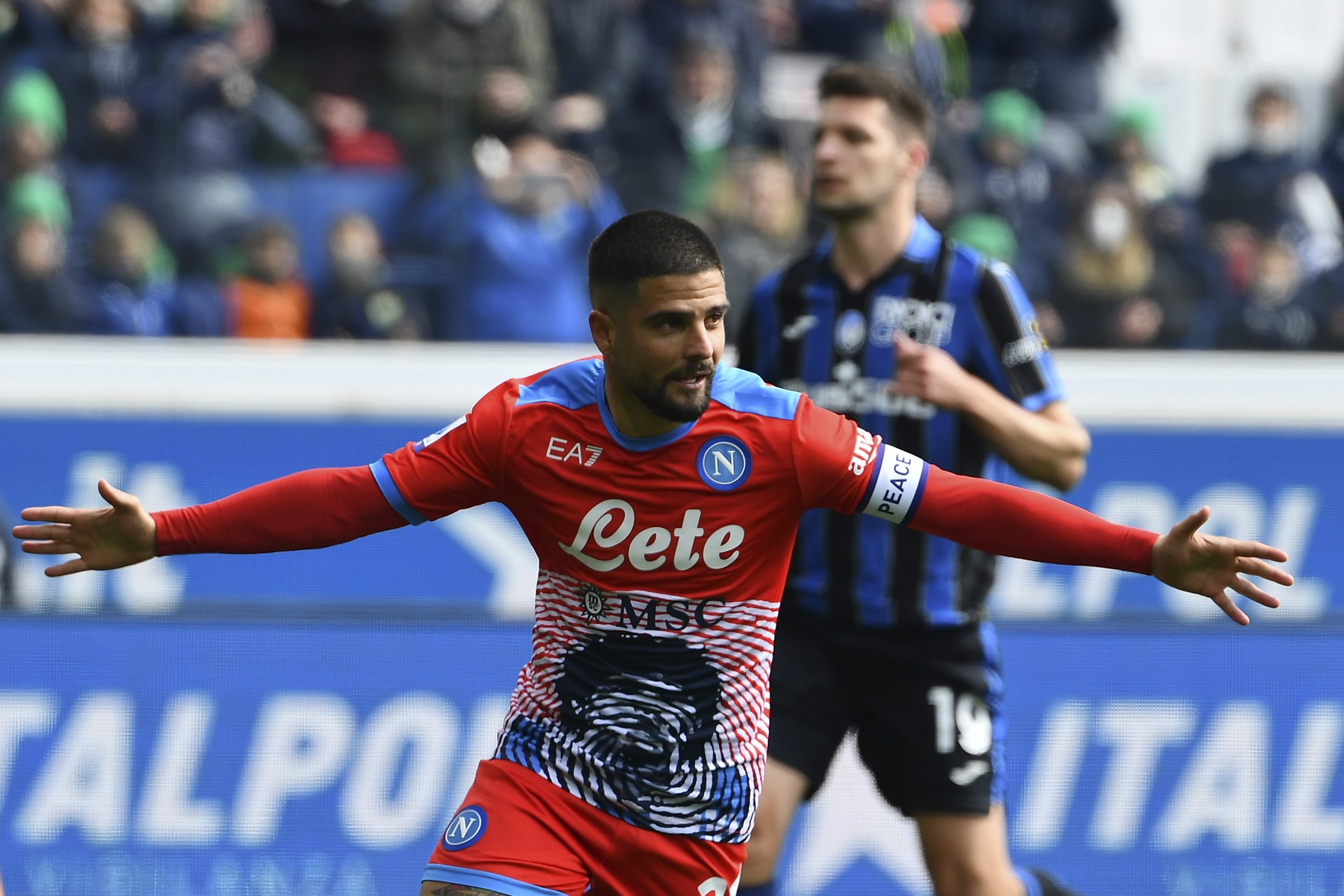 Lorenzo Insigne dari Napoli merayakan golnya dalam pertandingan Serie A melawan Atalanta, Bergamo, Italia, 3 April 2022. (AA Photo)
