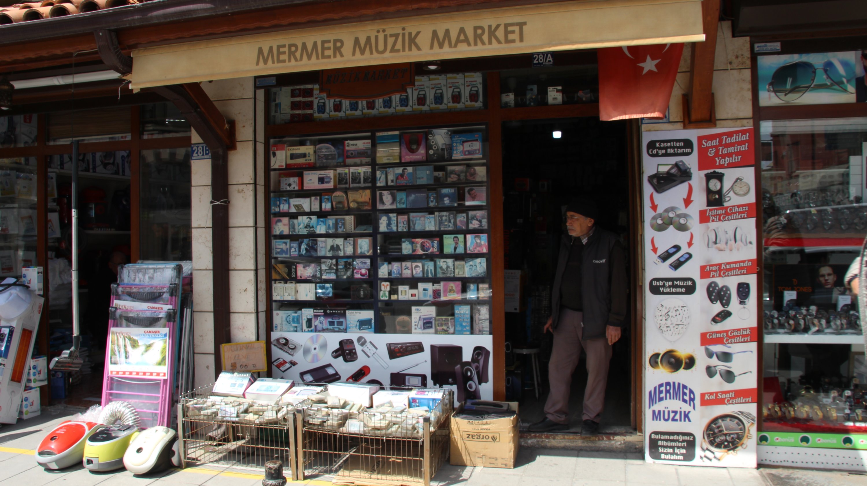 Toko kaset Turki penjual kaset Eyüp Mermer di bazaar Bedesten arşıs di Konya, Turki, 3 April 2022. (AA Photo)