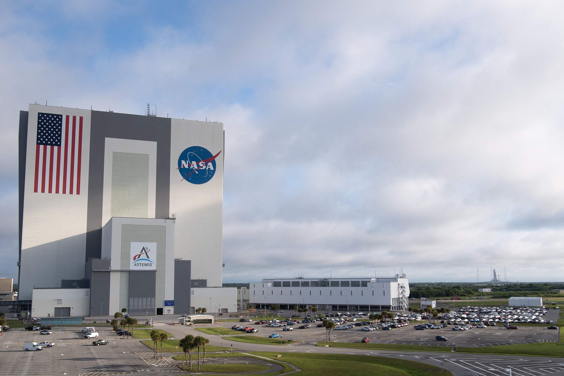 Roket Space Launch System (SLS) NASA, dengan pesawat ruang angkasa Orion, di atas peluncur bergerak di Launch Complex 39B, di Kennedy Space Center NASA di Florida, AS, 3 April 2022. (NASA via AFP)
