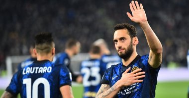 Inter&#039;s Hakan Çalhanoğlu celebrates scoring in a Serie A match against Juventus, Turin, Italy, April 3, 2022. (Reuters Photo)