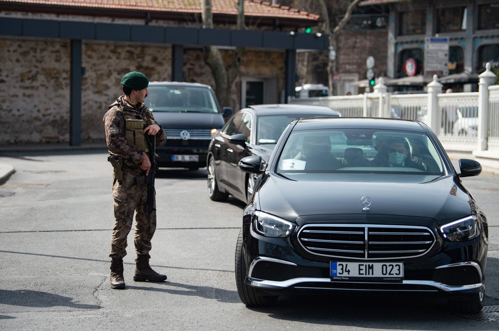 A security personnel stands guard as Ukrainian delegation cars leave the first Russia and Ukraine face-to-face talks in weeks at Dolmabahçe Palace in Istanbul, Turkey, March 29, 2022 (AFP Photo)