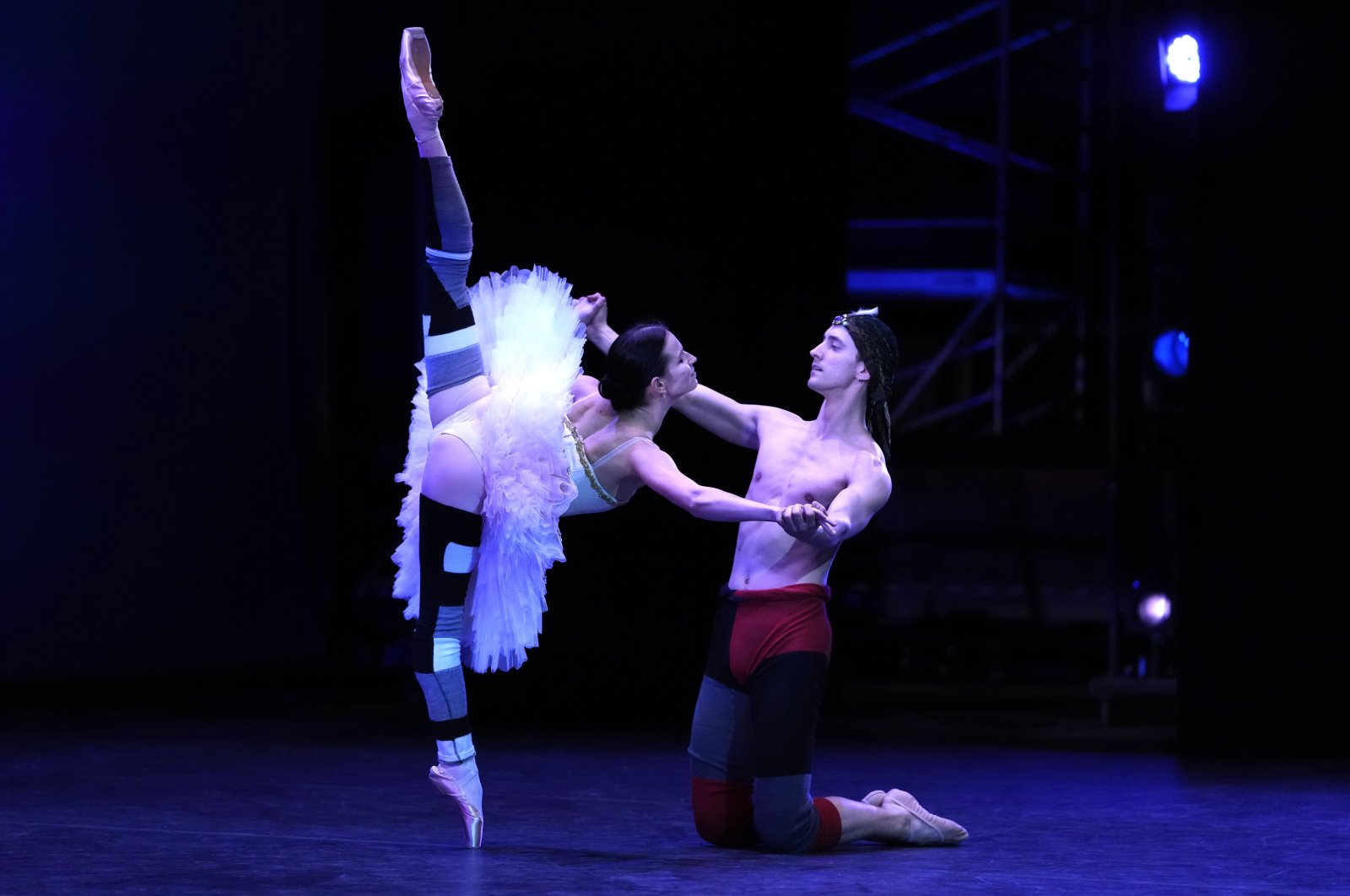 Balerina Ukraina dan Rusia menari bersama dalam pertunjukan yang bermanfaat