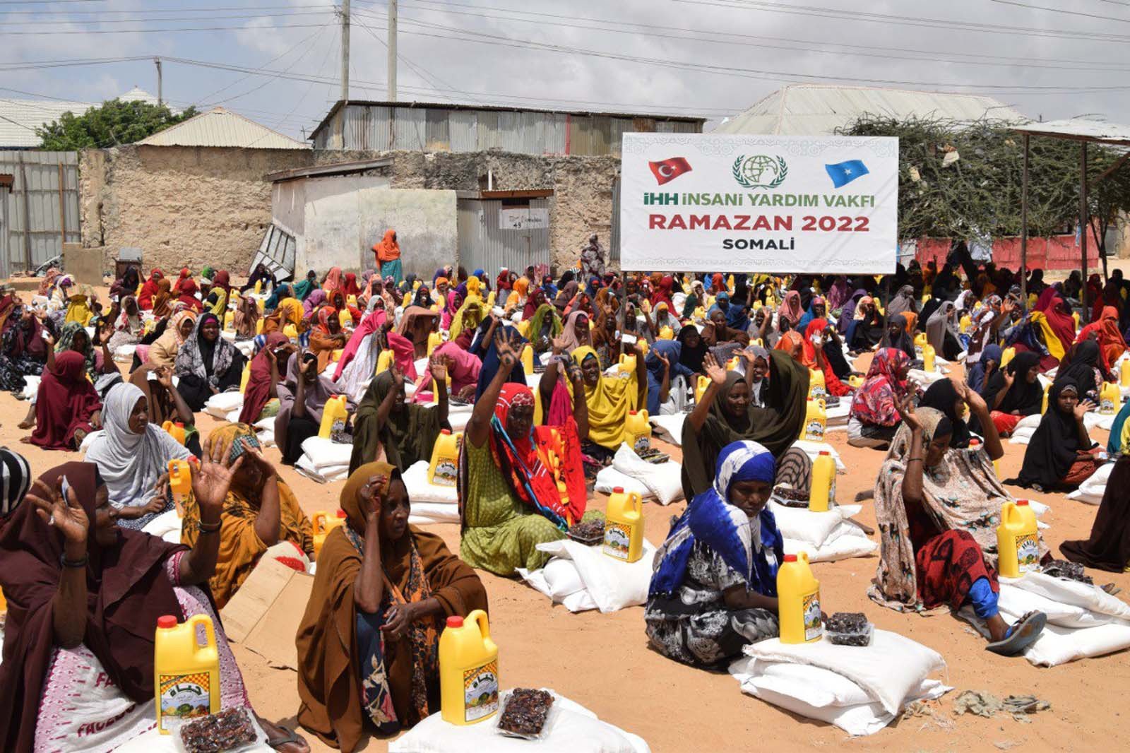 Somali families are seen with IHH food aid boxes, Mogadishu, Somalia, April 4, 2022. (AA Photo)