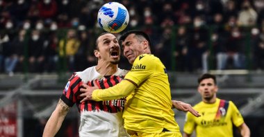 Milan&#039;s Zlatan Ibrahimovic vies with Bologna&#039;s Gary Medel (R) in a Serie A match, Milan, Italy, April 4, 2022. (AFP Photo)