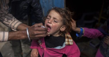 A polio worker gives polio vaccine drops to a child in Islamabad, Pakistan, Feb. 26, 2014. (Reuters Photo)