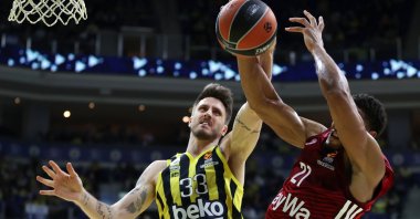 Fenerbahçe's Achille Polonara (L) vies with Bayern's Augustine Rubit in a EuroLeague match, Istanbul, Turkey, April 4, 2022. (AA photo)