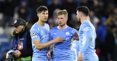 Kevin De Bruyne (C) of Manchester City celebrates with teammates after winning the UEFA Champions League quarterfinal, first leg match against Atletico Madrid, Manchester, England, April 5, 2022. (EPA Photo)
