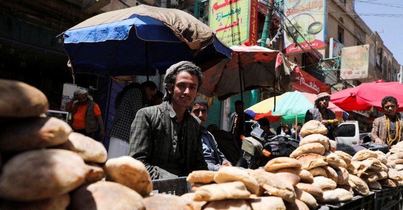 Vendors selling bread wait for customers on a street as Yemenis prepare for the fasting month of Ramadan amid the war in Ukraine and soaring food prices, in Sanaa, Yemen, April 1, 2022. (Reuters Photo)