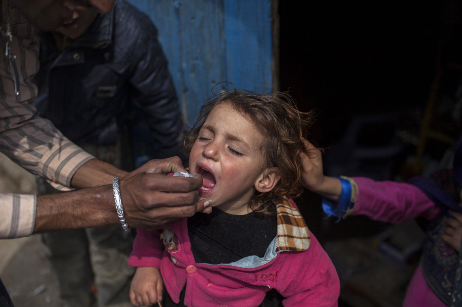 A polio worker gives polio vaccine drops to a child in Islamabad, Pakistan, Feb. 26, 2014. (Reuters Photo)