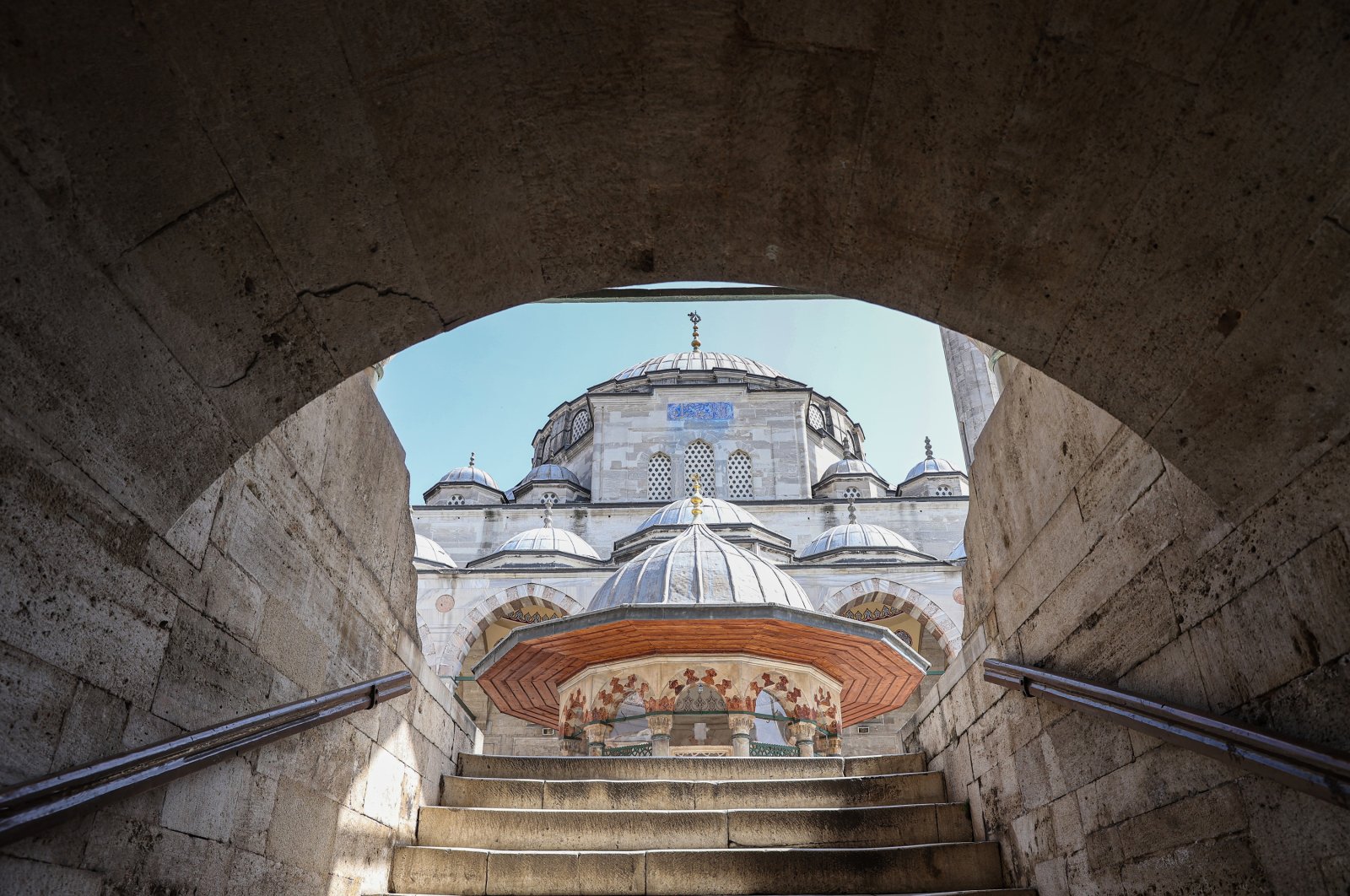 Batu-batu surgawi yang tersimpan di Masjid Sokullu Mehmet Pasha Istanbul