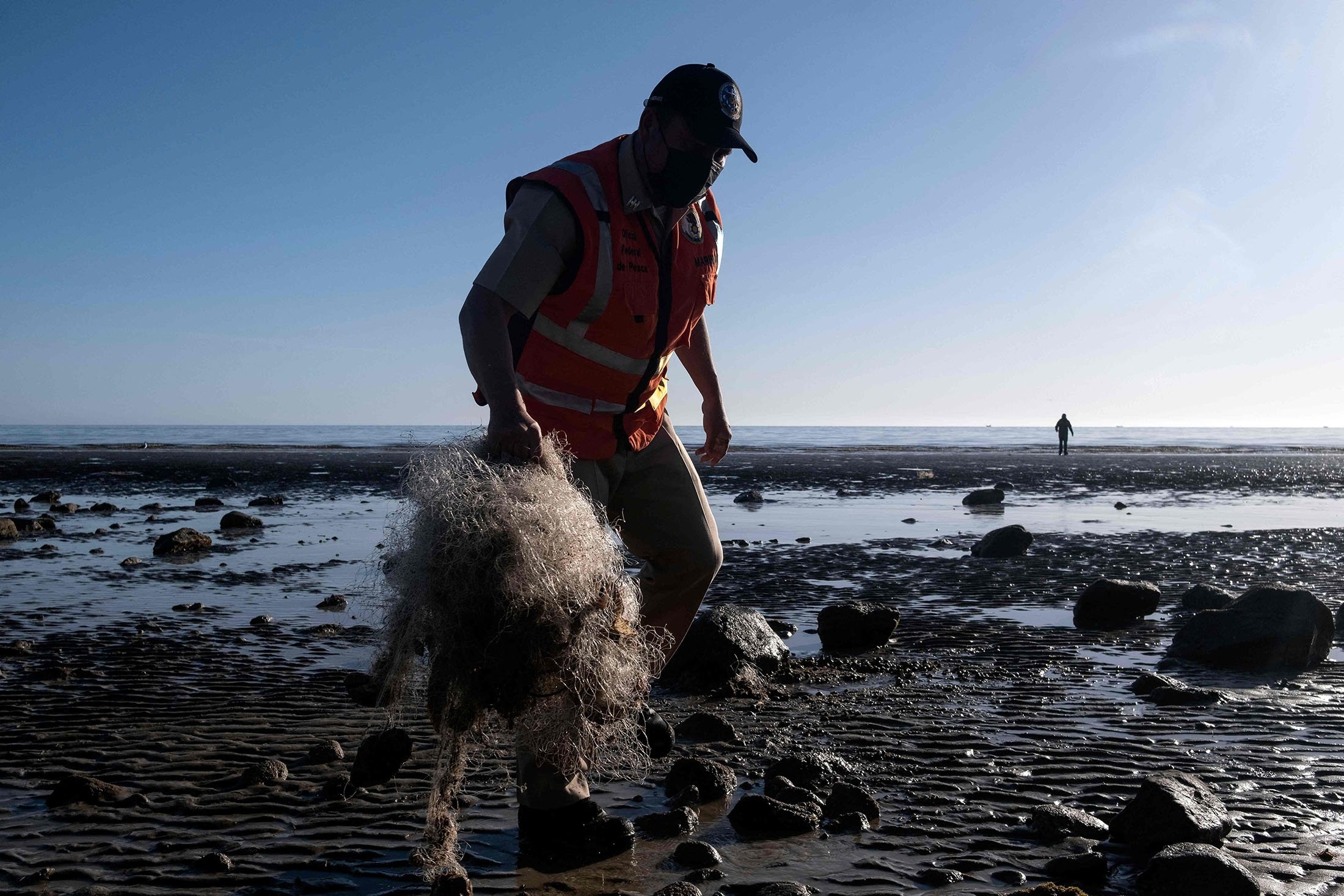 Un membre de l'autorité mexicaine de la pêche et de l'environnement est vu lors d'une opération de recherche de filets de pêche illégaux à San Felipe, dans le golfe de Californie, État de Basse-Californie, nord-ouest du Mexique, le 31 mars 2022. (Photo AFP)