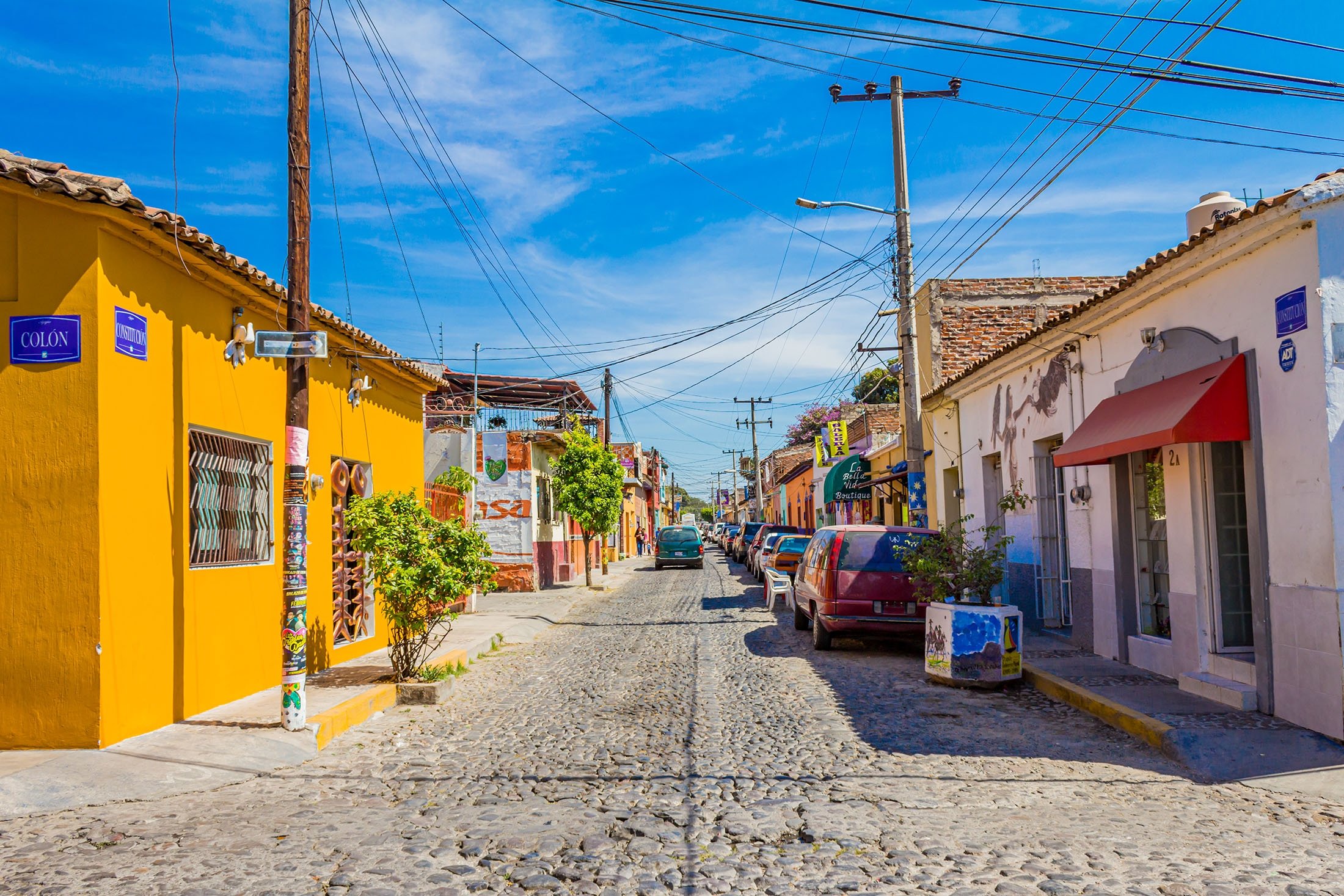 Le soleil brille sur une rue pavée pittoresque avec des maisons et des boutiques aux couleurs vives, à Ajijic, Jalisco, Mexique, le 2 février 2020.  8, 2017. (Photo Shutterstock)