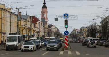 Cars wait at traffic lights in Kaluga, Russia, March 30, 2022. (Reuters Photo)