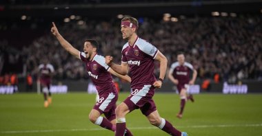 West Ham's Tomas Soucek (R) celebrates scoring in a Europa League match against Sevilla, London, England, March 17, 2022. (AP Photo)