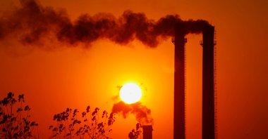 Smoke spews from chimneys of an oil refinery in Nanjing, east China's Jiangsu province, Dec. 28, 2006. (Reuters Photo)