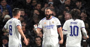 Real Madrid&#039;s Karim Benzema (C) celebrates with teammates after scoring the 1-0 lead during the UEFA Champions League quarterfinal, first leg soccer match between Chelsea FC and Real Madrid in London, Britain, April 6, 2022. (EPA Photo)