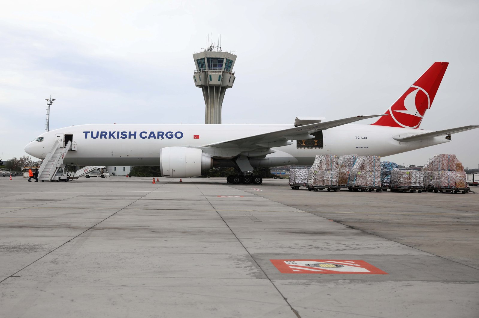 A Turkish Cargo plane carrying China&#039;s Sinovac experimental COVID-19 vaccines is seen on the tarmac of Atatürk Airport before departing to Brazil, in Istanbul, Turkey, Nov. 18, 2020. (Reuters Photo)