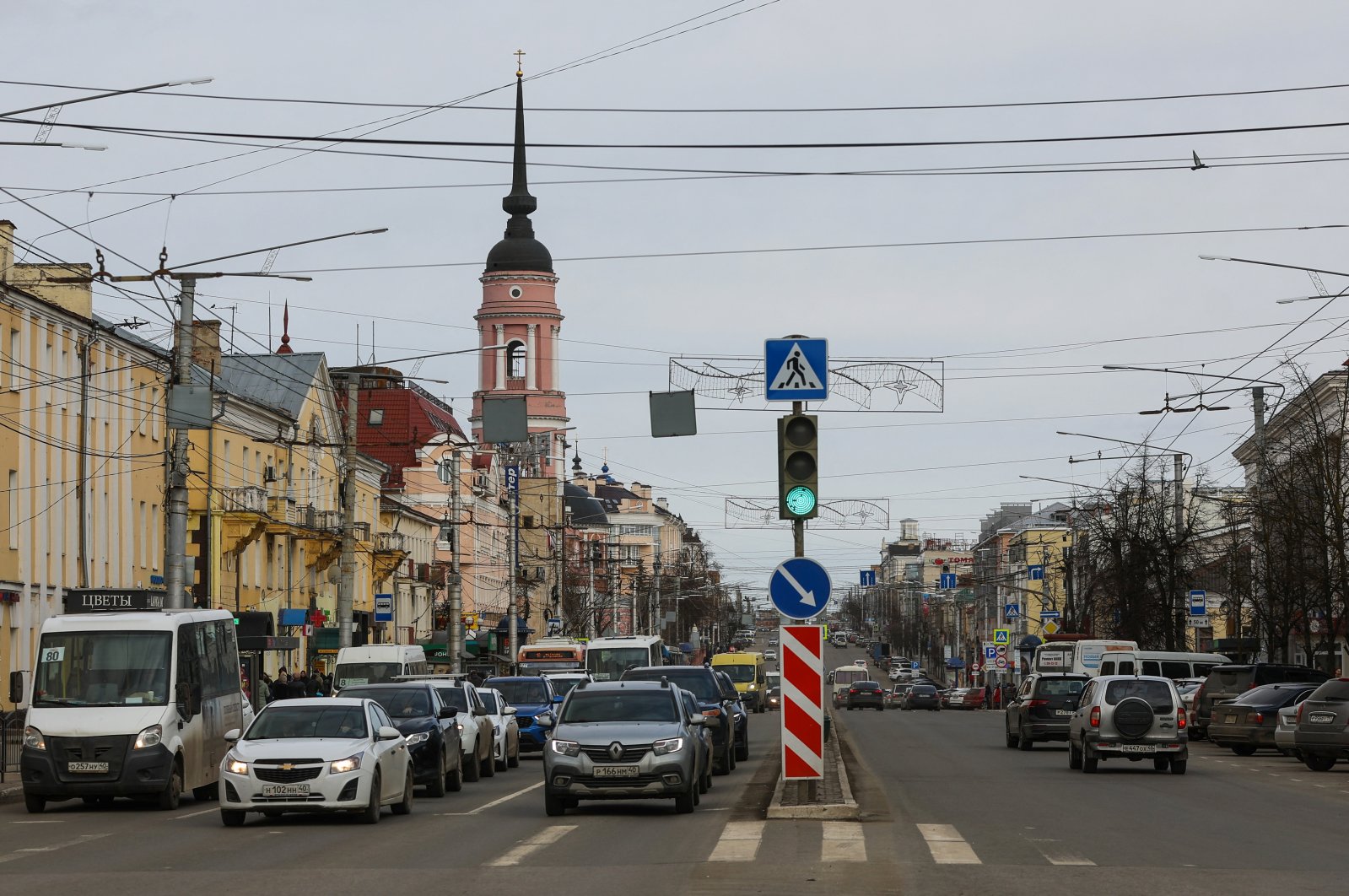 Cars wait at traffic lights in Kaluga, Russia, March 30, 2022. (Reuters Photo)
