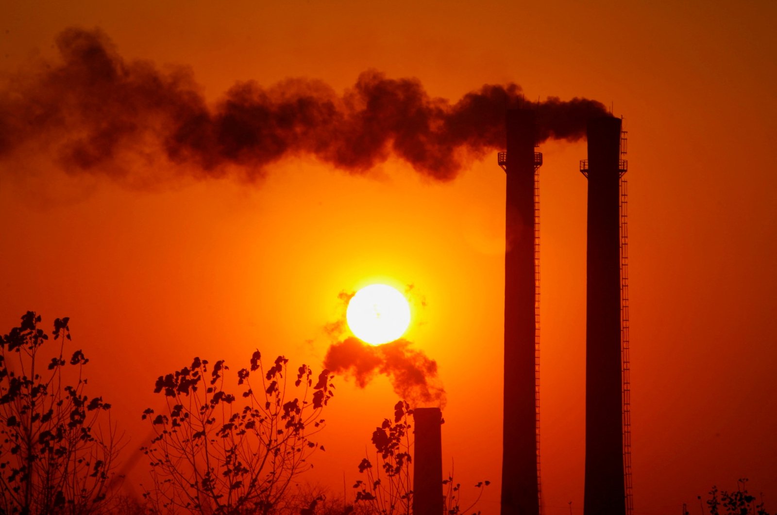 Smoke spews from chimneys of an oil refinery in Nanjing, east China&#039;s Jiangsu province, Dec. 28, 2006. (Reuters Photo)