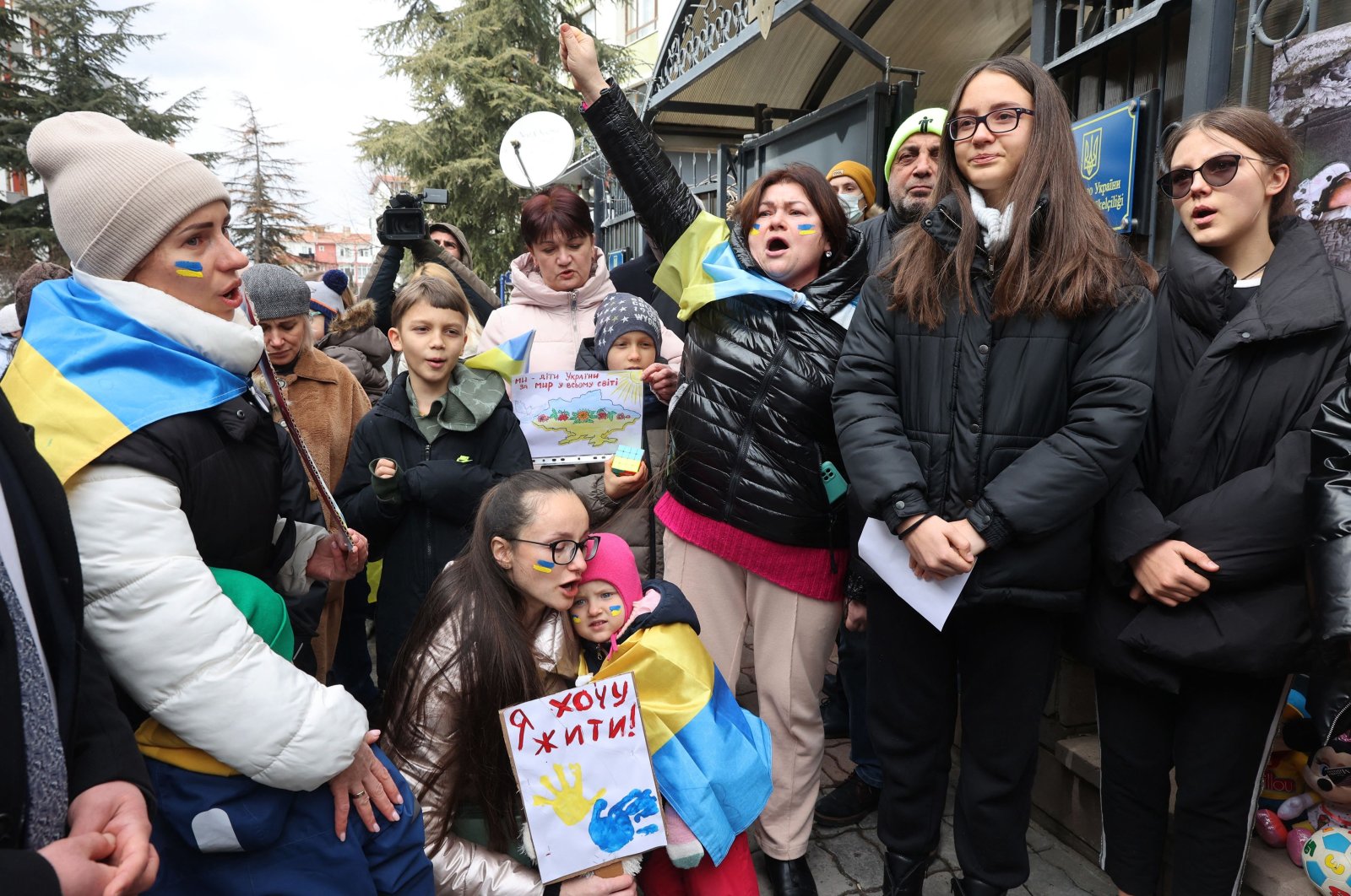 Ukrainians living in Turkey participate in a protest held in front of the Ukrainian Embassy in Ankara on March 19, 2022 to draw attention to the fact that many children were killed in the ongoing Russian occupation of Ukraine which began on February 24, 2022. (Photo by Adem ALTAN / AFP)