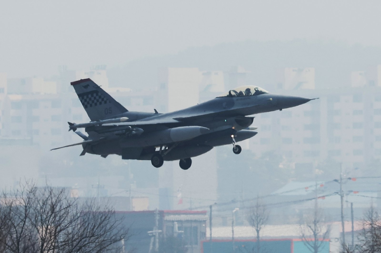 An F-16 fighter jet of the U.S. Air Force lands at the Osan Air Base in Pyeongtaek, South Korea, March 16, 2022. (EPA Photo)
