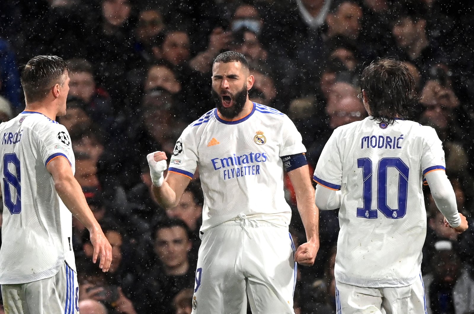Real Madrid&#039;s Karim Benzema (C) celebrates with teammates after scoring the 1-0 lead during the UEFA Champions League quarterfinal, first leg soccer match between Chelsea FC and Real Madrid in London, Britain, April 6, 2022. (EPA Photo)