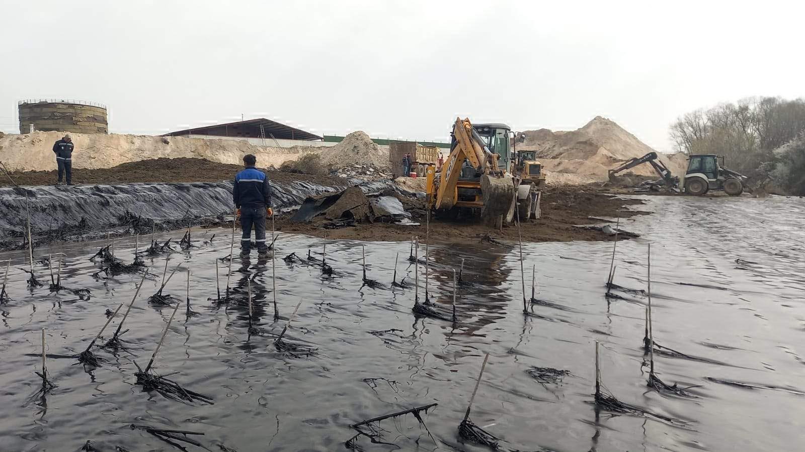 Upaya sedang dilakukan untuk membersihkan berton-ton pitch yang menyebar ke lahan pertanian menyusul kebocoran di lokasi konstruksi aspal di Edirne, Turki, 7 April 2022. (DHA PHOTO)