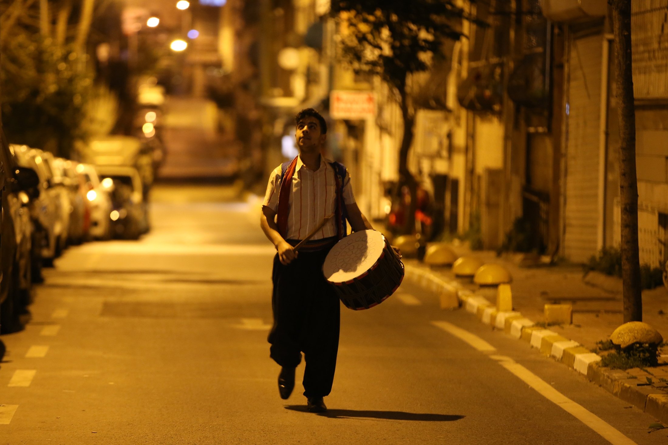 A neighborhood drummer wanders the streets banging on his drums to wake people up for sahur, in Istanbul, Turkey, April 2, 2022. (AA Photo)