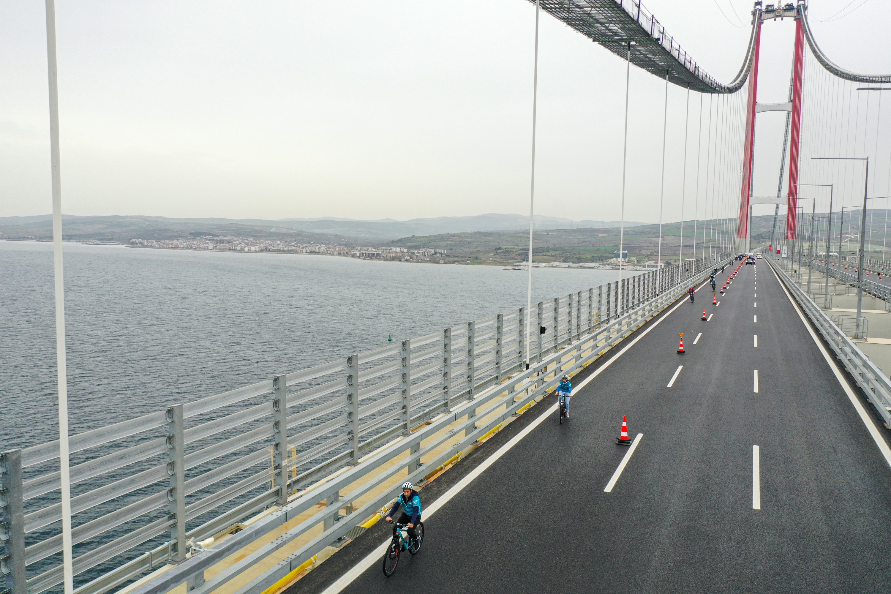 Pengendara sepeda melintasi Jembatan anakkale 1915, anakkale, Turki, 31 Maret 2022. (AA Photo)