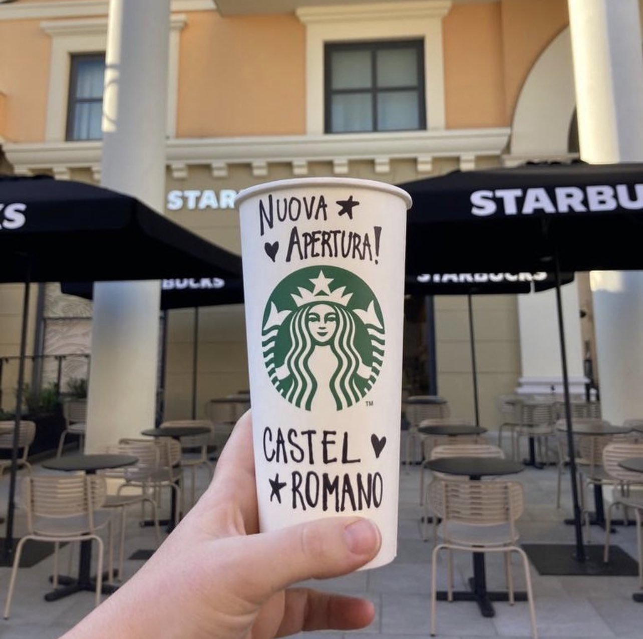 A picture of a Starbucks cup promoting the opening of a new store in the Italian capital of Rome circulates on social media.