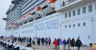 Tourists disembark from the Regal Princess cruise ship docked at Ege Port in Kuşadası in Aydın province, southwestern Turkey, April 6, 2022. (AA Photo)