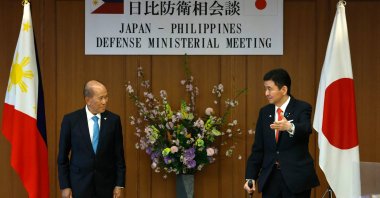 Philippine Defense Secretary Delfin Lorenzana (L) is escorted by Japan&#039;s Defense Minister Nobuo Kishi at the start of their talks at the Defense Ministry in Tokyo, April 7, 2022. (AFP Photo)