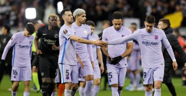 Barcelona players Ferran Torres (R) and Sergio Busquets shake hands as they walk off the pitch after the UEFA Europa League quarterfinal, first leg soccer match between Eintracht Frankfurt and FC Barcelona in Frankfurt, Germany, April 7, 2022. (EPA Photo)