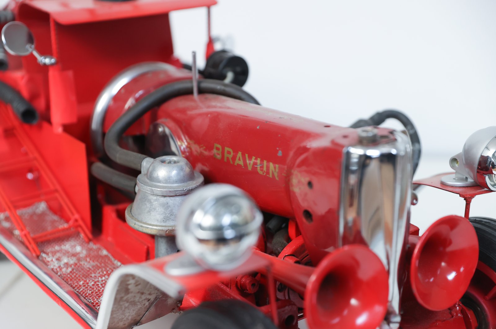 Pria Turki membuat mobil model ikonik dari suku cadang mesin jahit tua