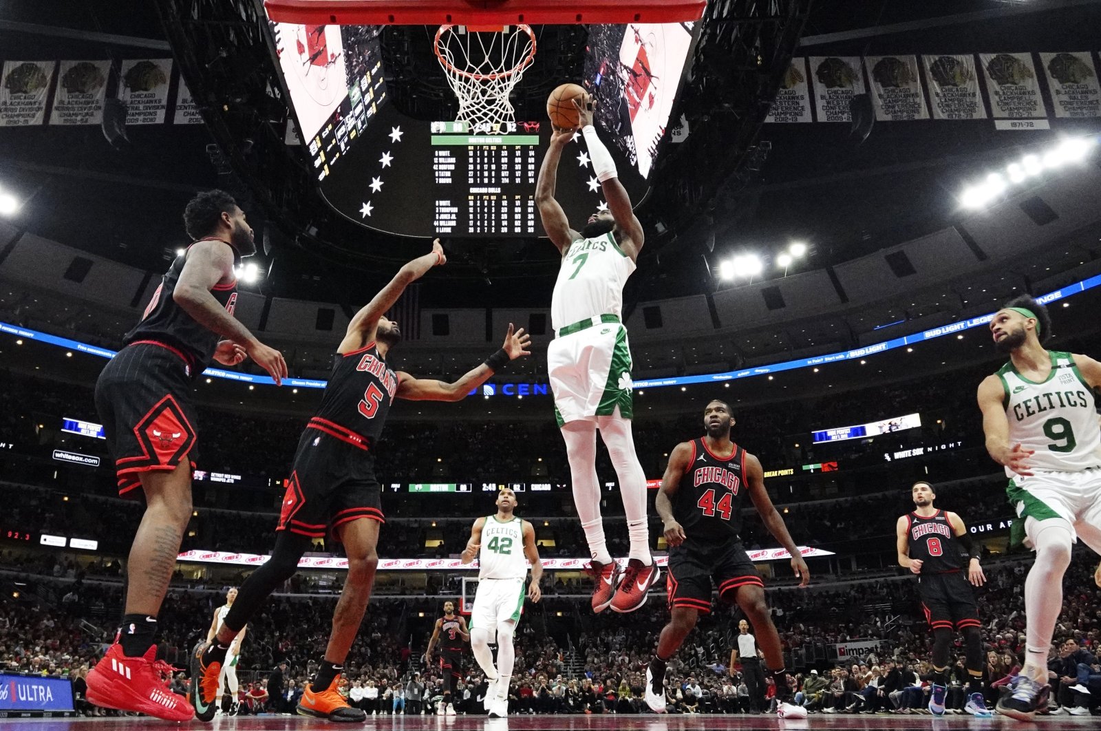 Celtics&#039; Jaylen Brown (C) goes for a shot against the Bulls in an NBA game, Chicago, U.S., April 6, 2022. (AP Photo)