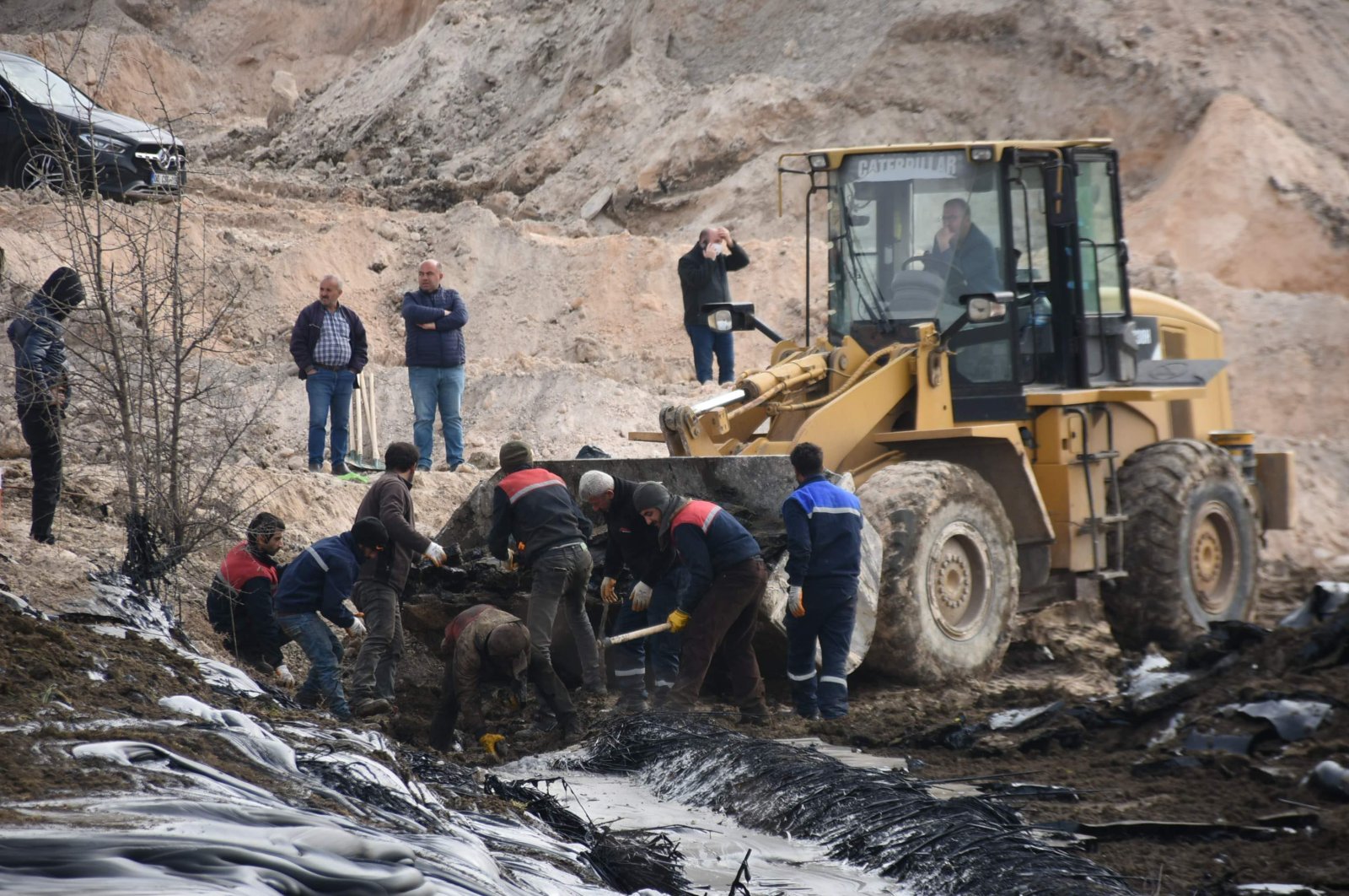 Efforts are underway to clean up tons of pitch spreading to farmlands following a leak at an asphalt construction site in Edirne, Turkey, April 7, 2022. (DHA PHOTO)