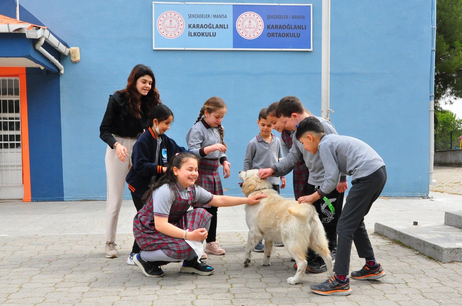 Teacher Elmas Tefçi and her students pose with Badem in the schoolyard, Manisa, Turkey, April 7, 2022. (DHA Photo)
