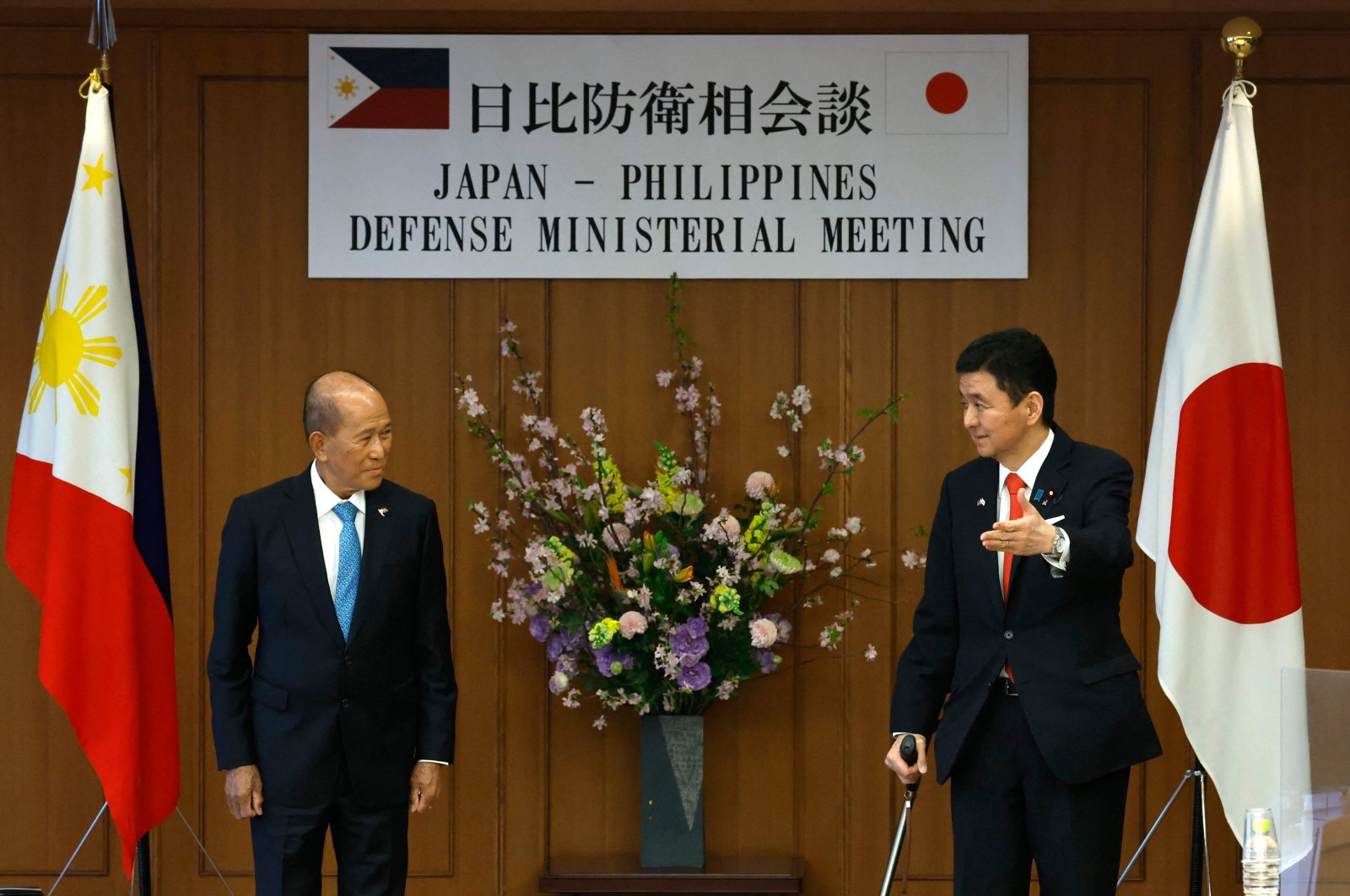 Philippine Defense Secretary Delfin Lorenzana (L) is escorted by Japan&#039;s Defense Minister Nobuo Kishi at the start of their talks at the Defense Ministry in Tokyo, April 7, 2022. (AFP Photo)