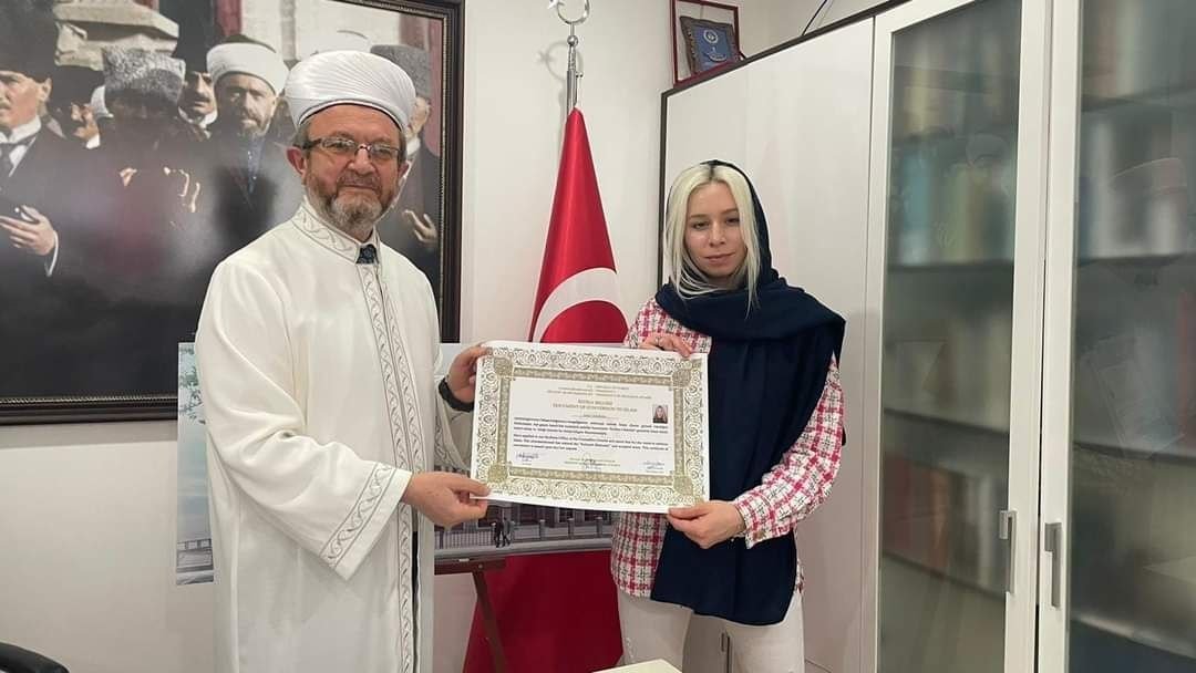 Daria Yaroshenko and Turkish mufti Üzeyir Yavaş pose together, Iznik, Turkey, April 7, 2022. (AA Photo)