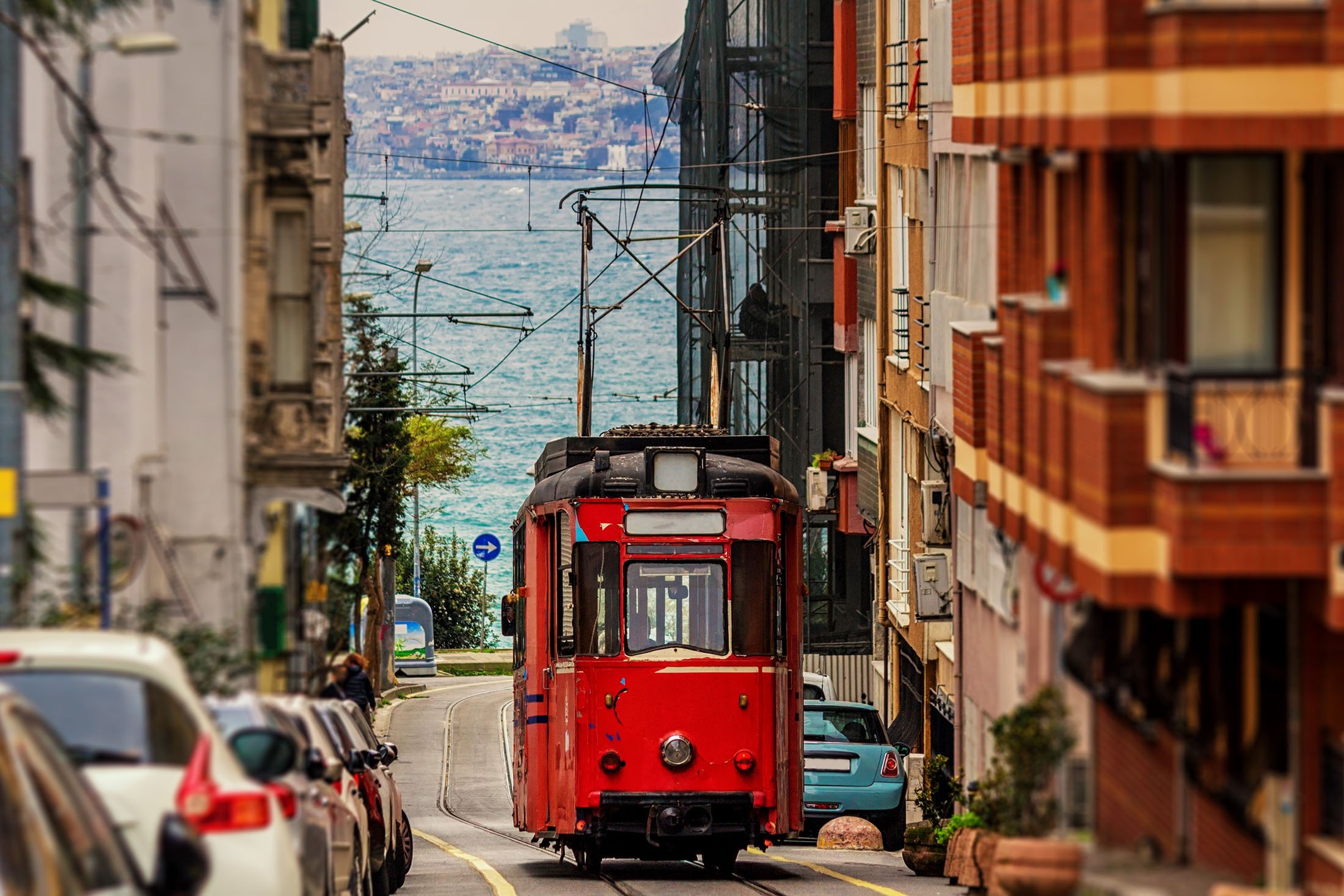 Trem nostalgia tua melewati Kadıköy dan Moda, Istanbul, Turki.  (Foto Shutterstock)