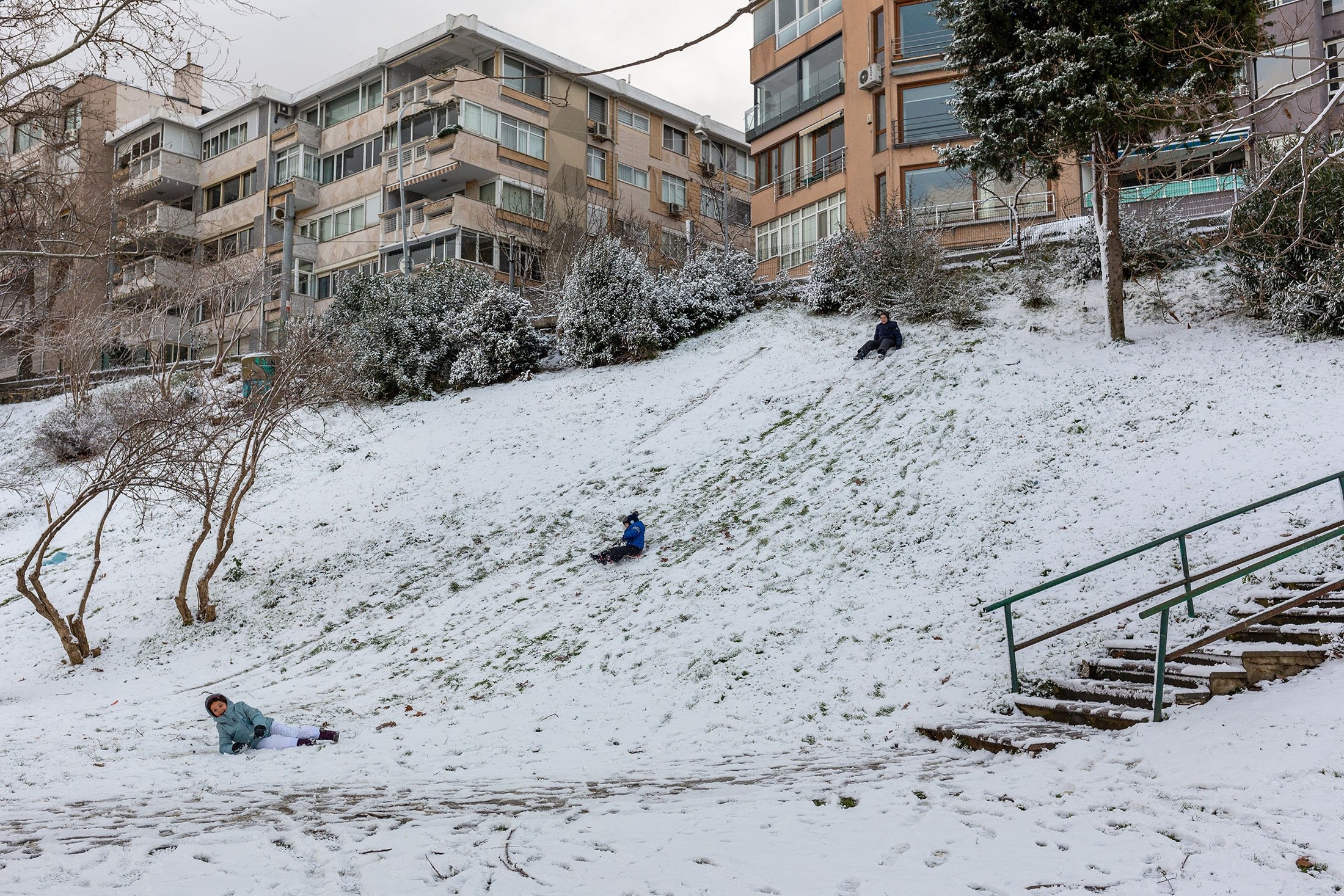 Anak-anak bermain salju di Moda, Istanbul, Turki, 23 Januari 2022. (Foto Shutterstock)