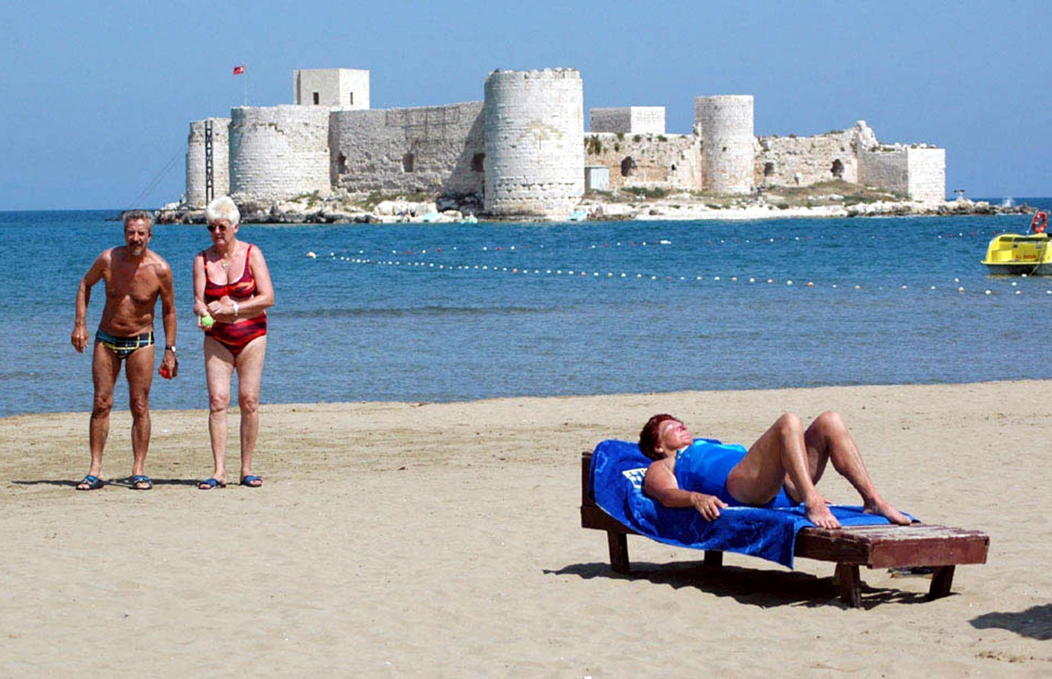 Tourists enjoy the beach in front of Kızkalesi in Mersin, southern Turkey, on June 6, 2005. (AA) 