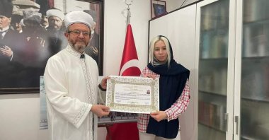 Daria Yaroshenko and Turkish mufti Üzeyir Yavaş pose together, Iznik, Turkey, April 7, 2022. (AA Photo)