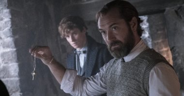 Jude Law stars as Albus Dumbledore (R) and Eddie Redmayne as Newt Scamander in a still shot from &quot;Fantastic Beasts: The Secrets of Dumbledore&quot;. (DPA)