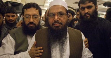 Hafiz Saeed, the head of Jamaat-ud-Dawa and founder of Lashkar-e-Taiba, is surrounded by his supporters as he leaves after a news conference in Rawalpindi near Islamabad, Pakistan, April 4, 2012. (Reuters Photo)